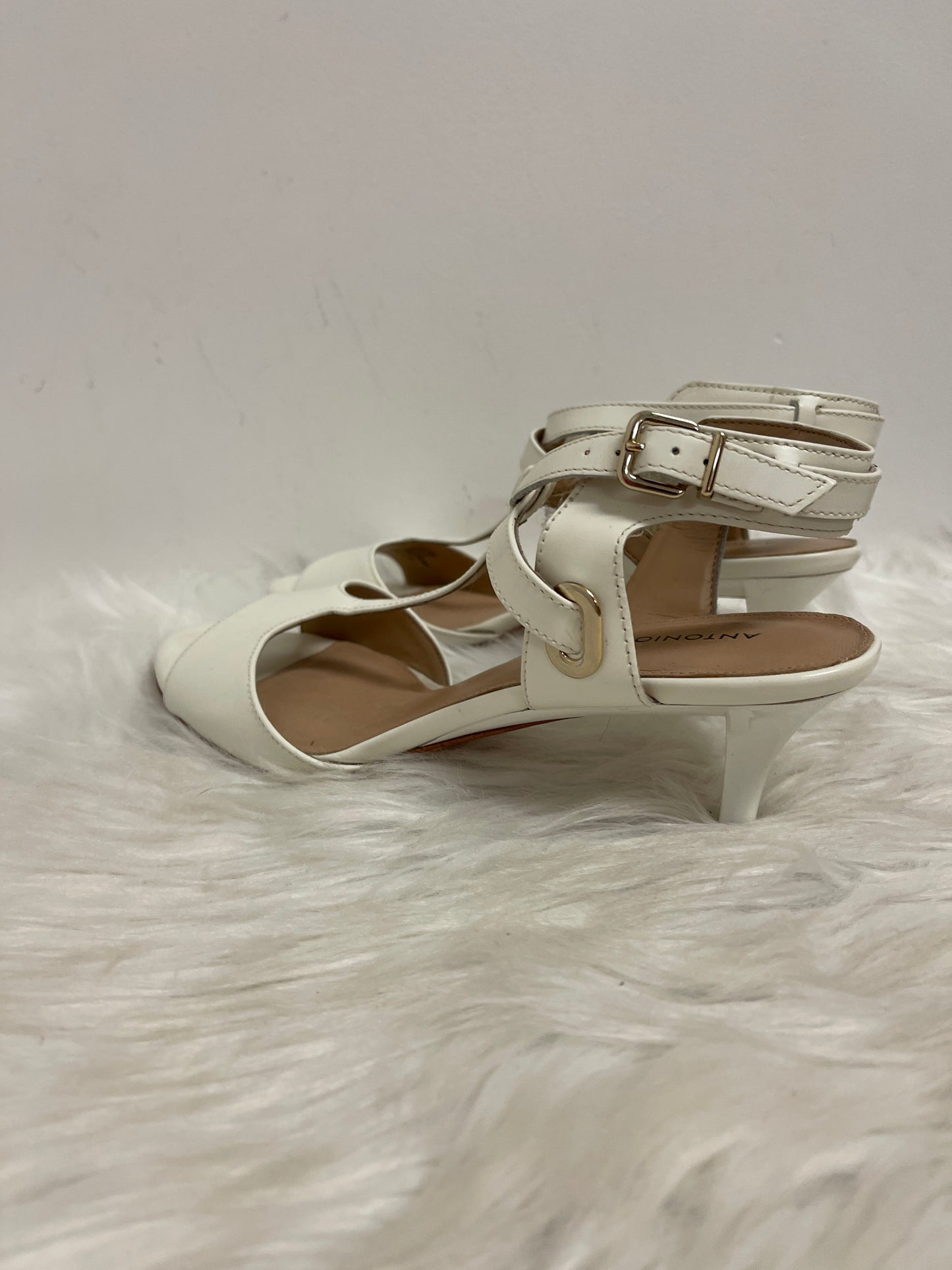 White Sandals Heels Kitten Antonio Melani, Size 8.5