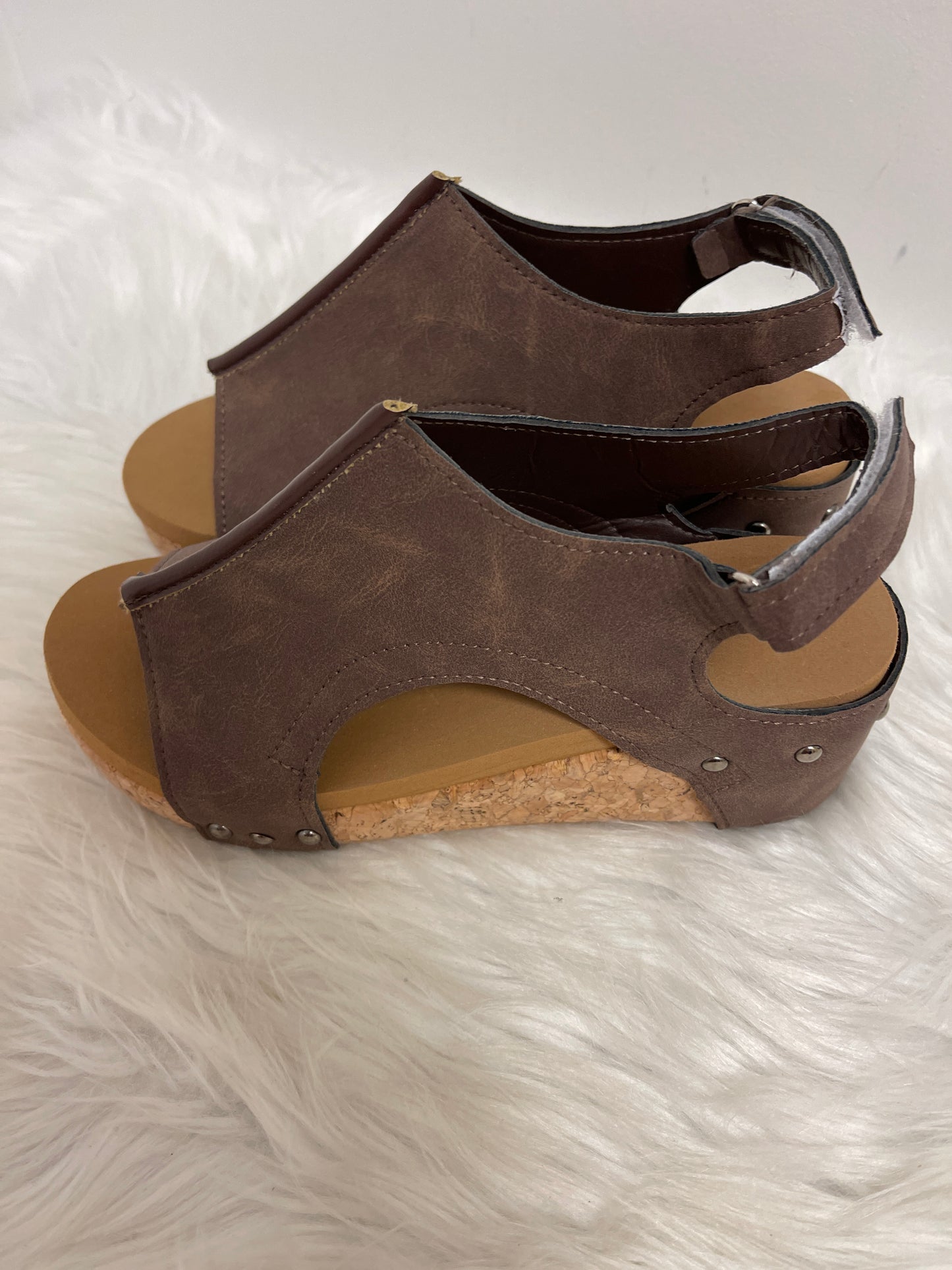 Sandals Heels Wedge By Clothes Mentor In Brown, Size: 5.5