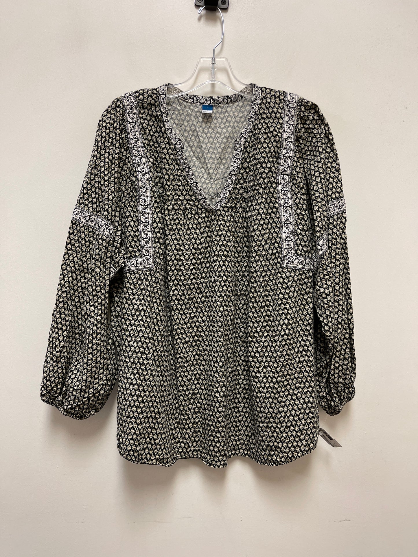 Top Long Sleeve By Old Navy In Black & White, Size: Xl