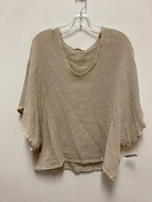 Top Short Sleeve By Clothes Mentor In Cream, Size: M