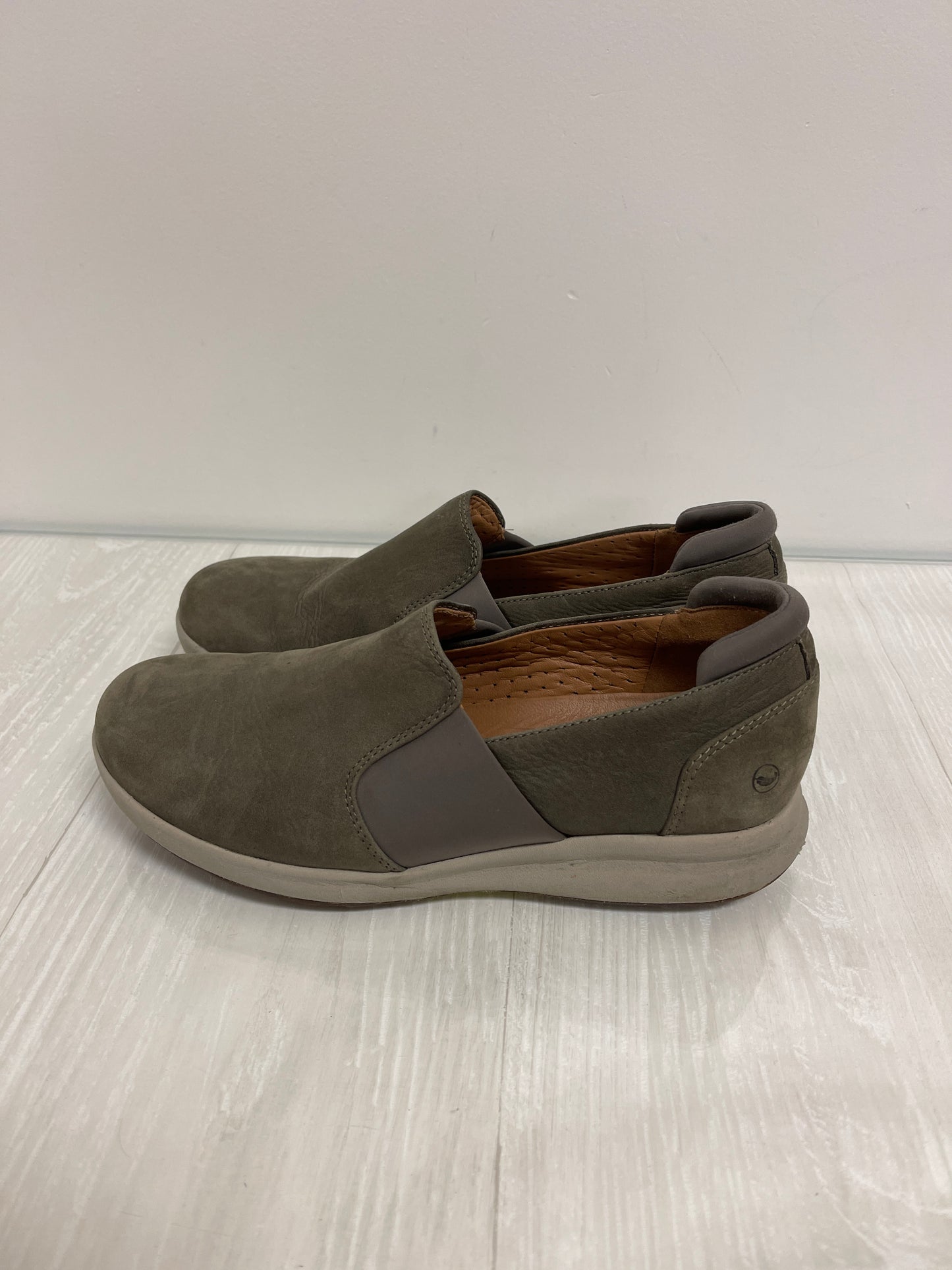 Shoes Flats By Clarks In Grey, Size: 8.5