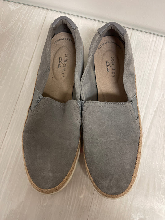 Shoes Flats By Clarks In Grey, Size: 8