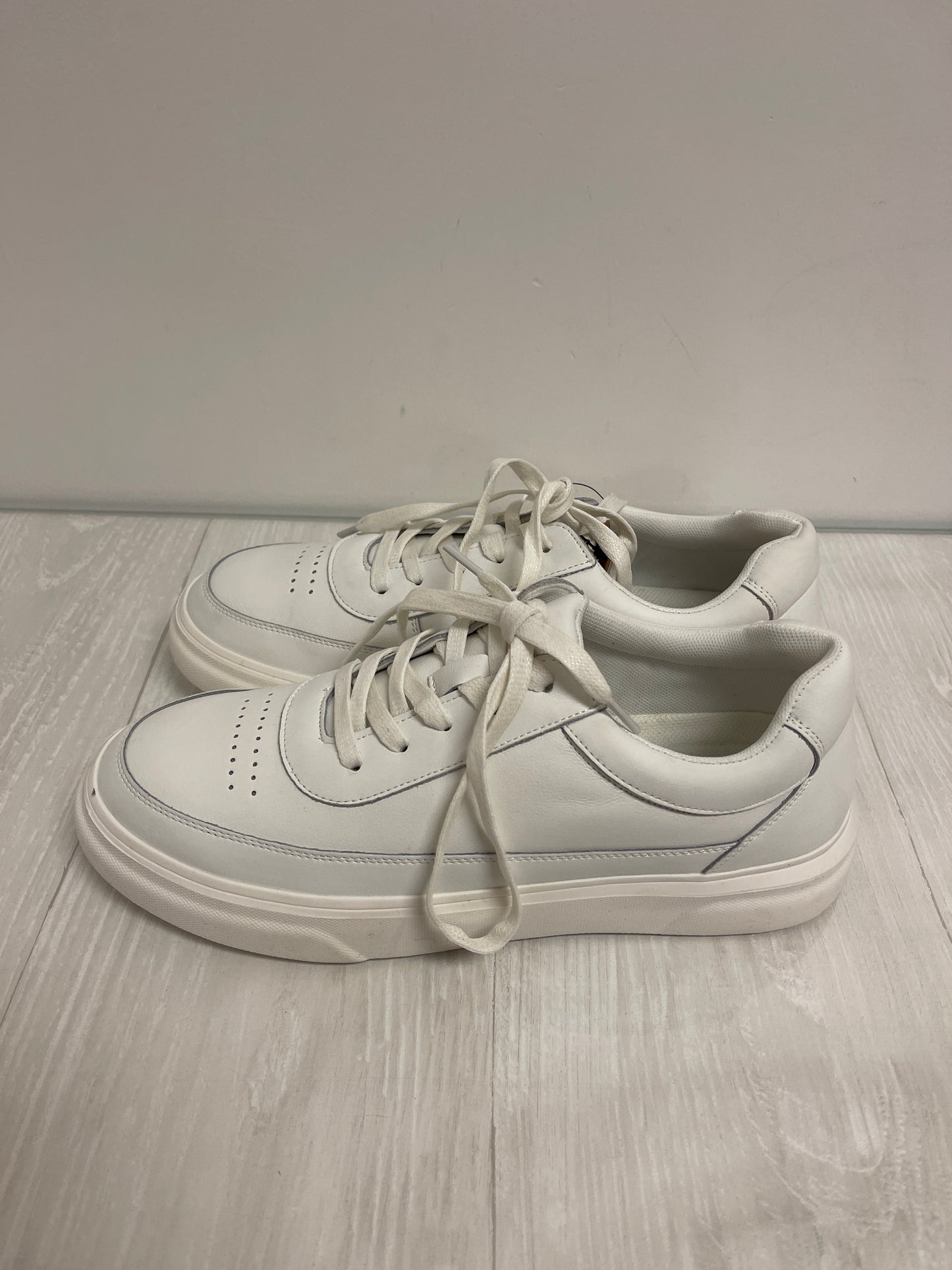 Shoes Sneakers By Clothes Mentor In White, Size: 9.5