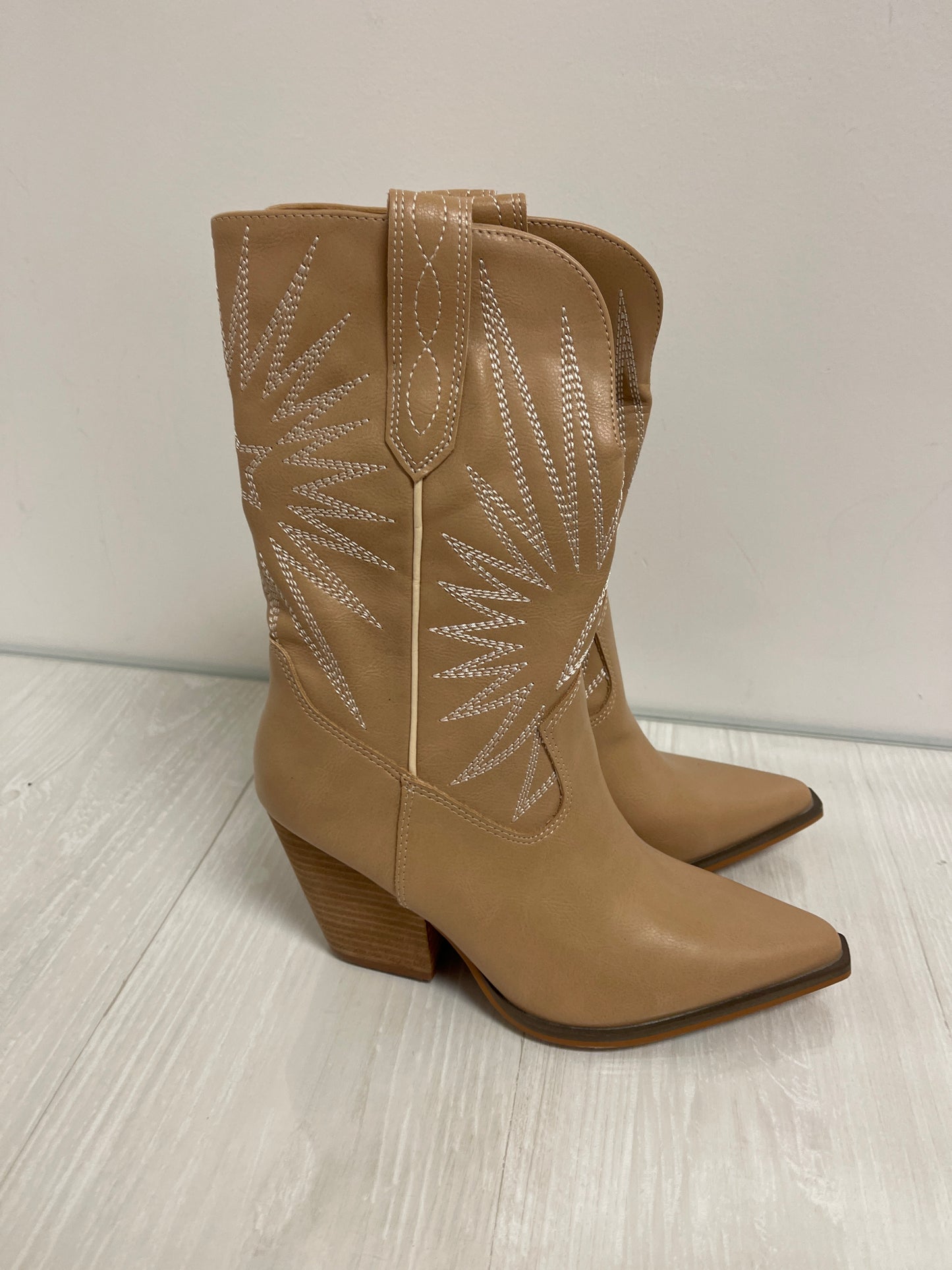 Boots Western By Clothes Mentor In Cream, Size: 6.5