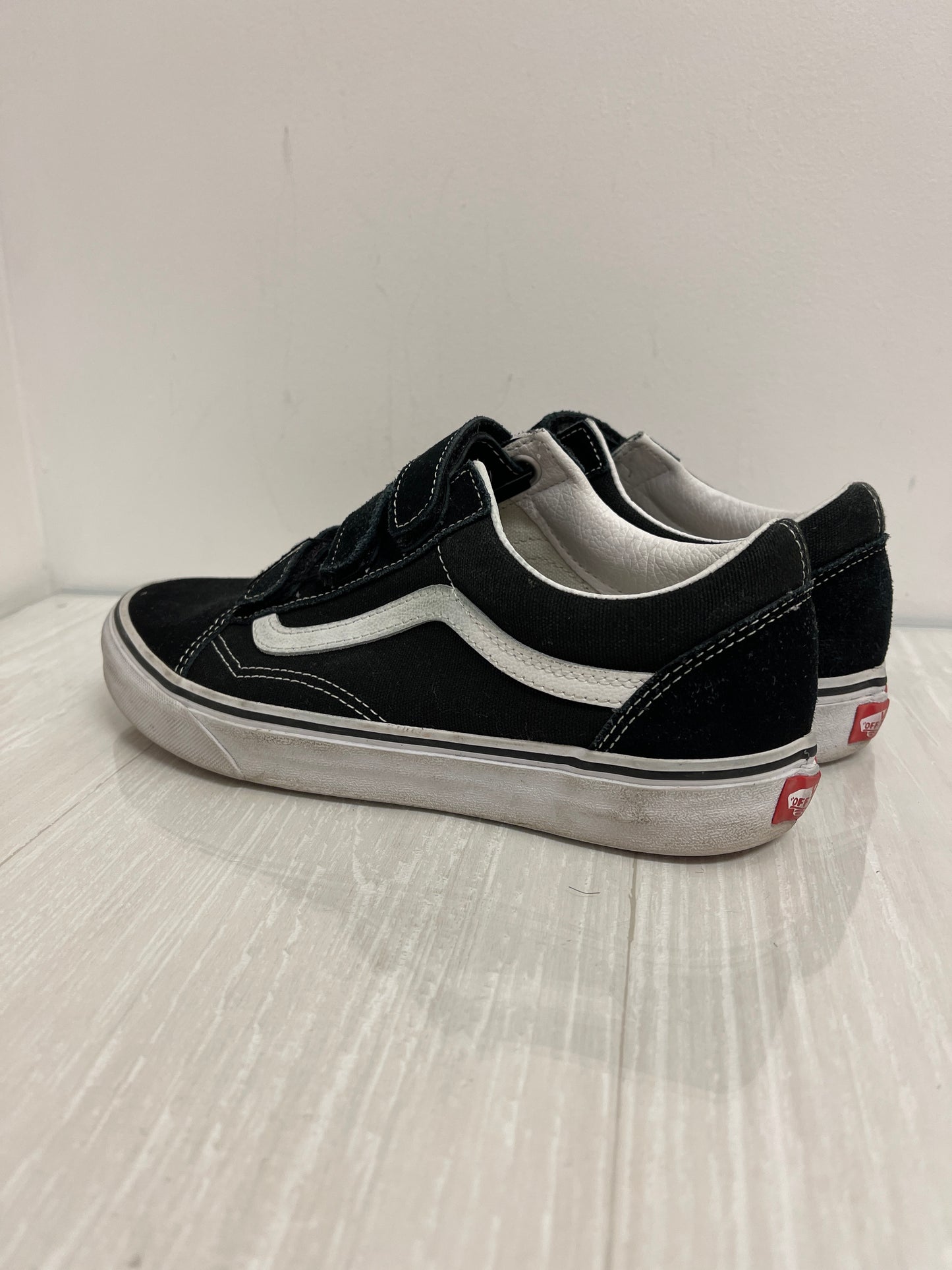 Shoes Sneakers By Vans In Black, Size: 9