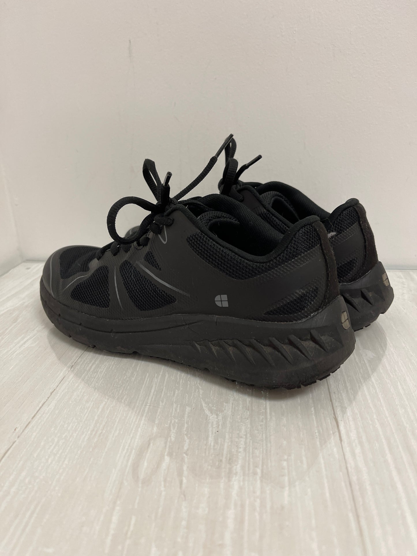 Shoes Athletic By Clothes Mentor In Black, Size: 7.5