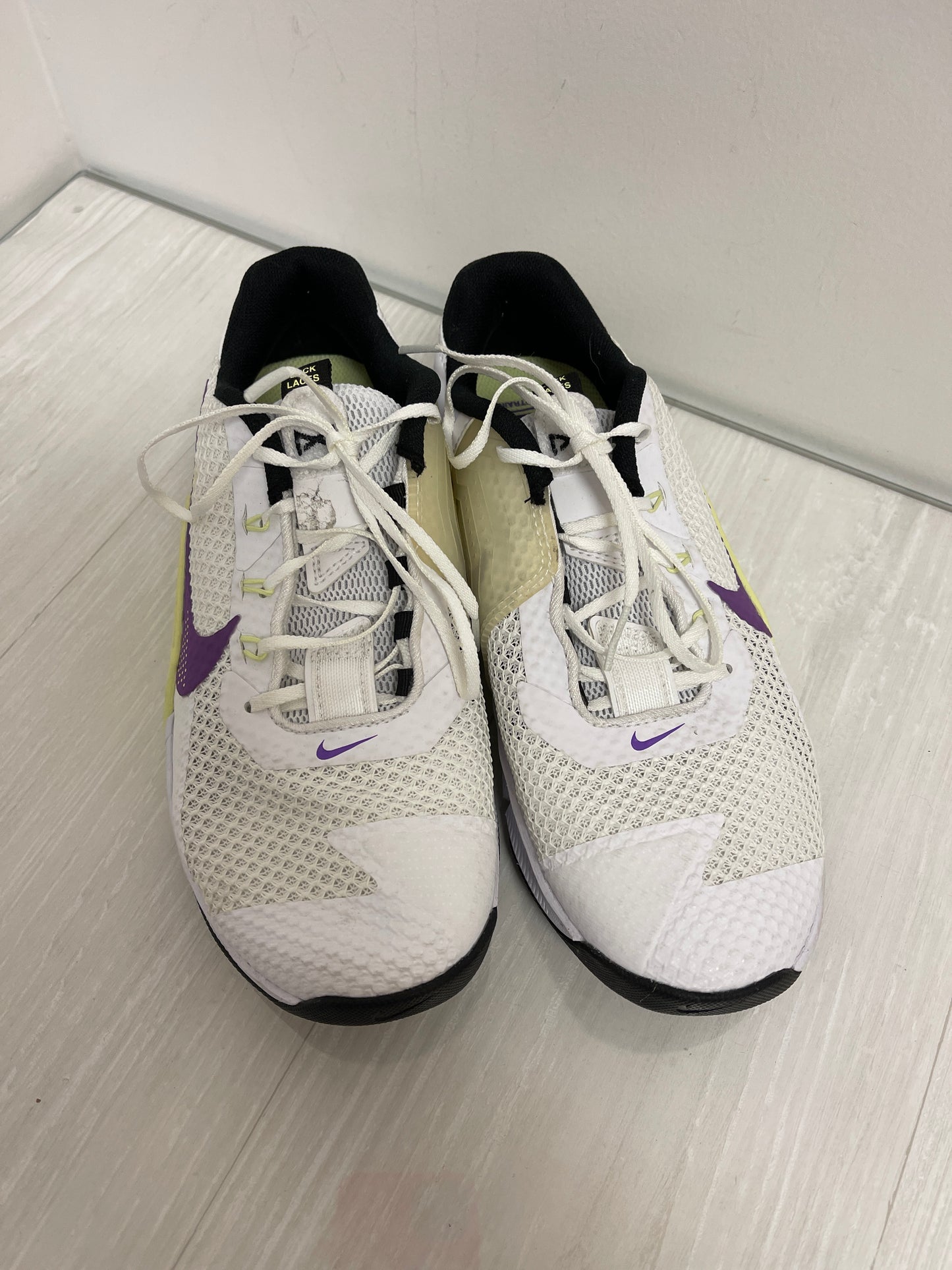 Shoes Athletic By Nike In White, Size: 9