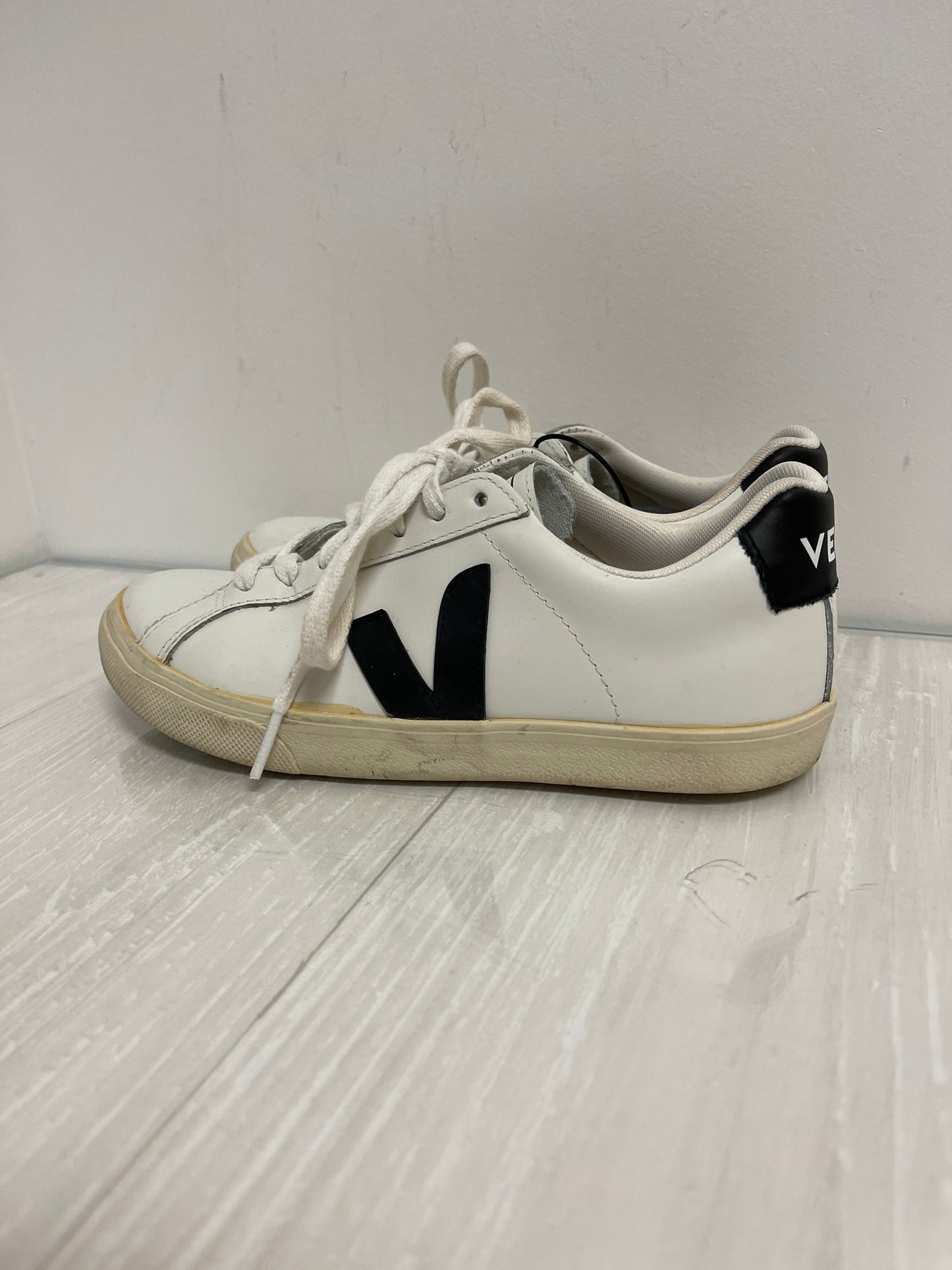 Shoes Sneakers By Cma In White, Size: 5