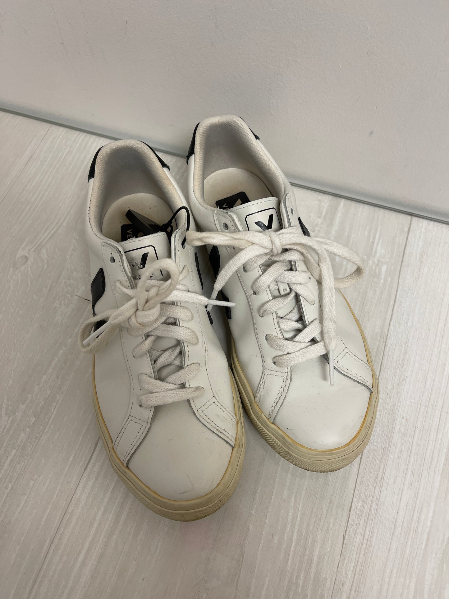 Shoes Sneakers By Cma In White, Size: 5