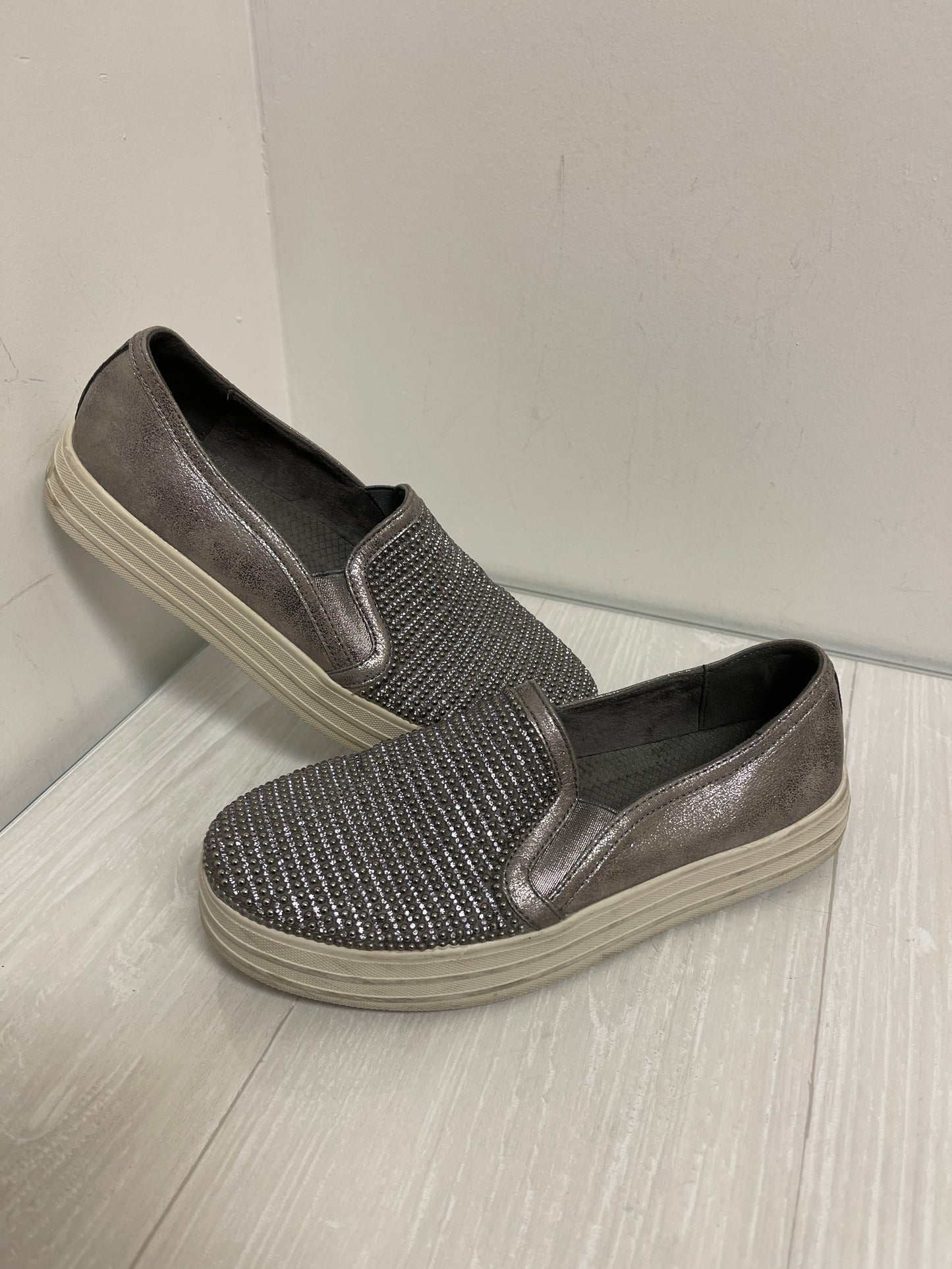 Shoes Flats By Skechers In Silver, Size: 7