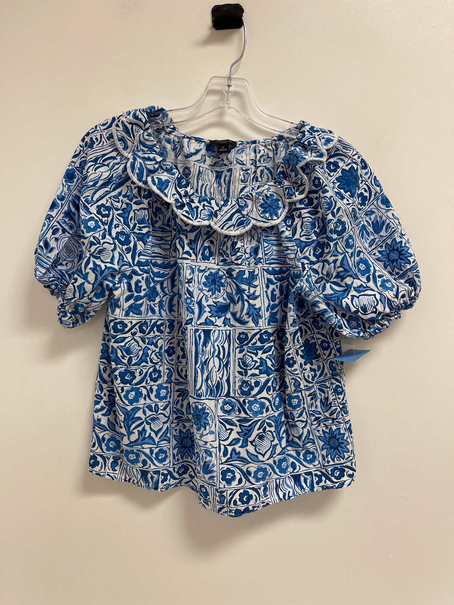 Top Short Sleeve By Ann Taylor In Blue & White, Size: Sp