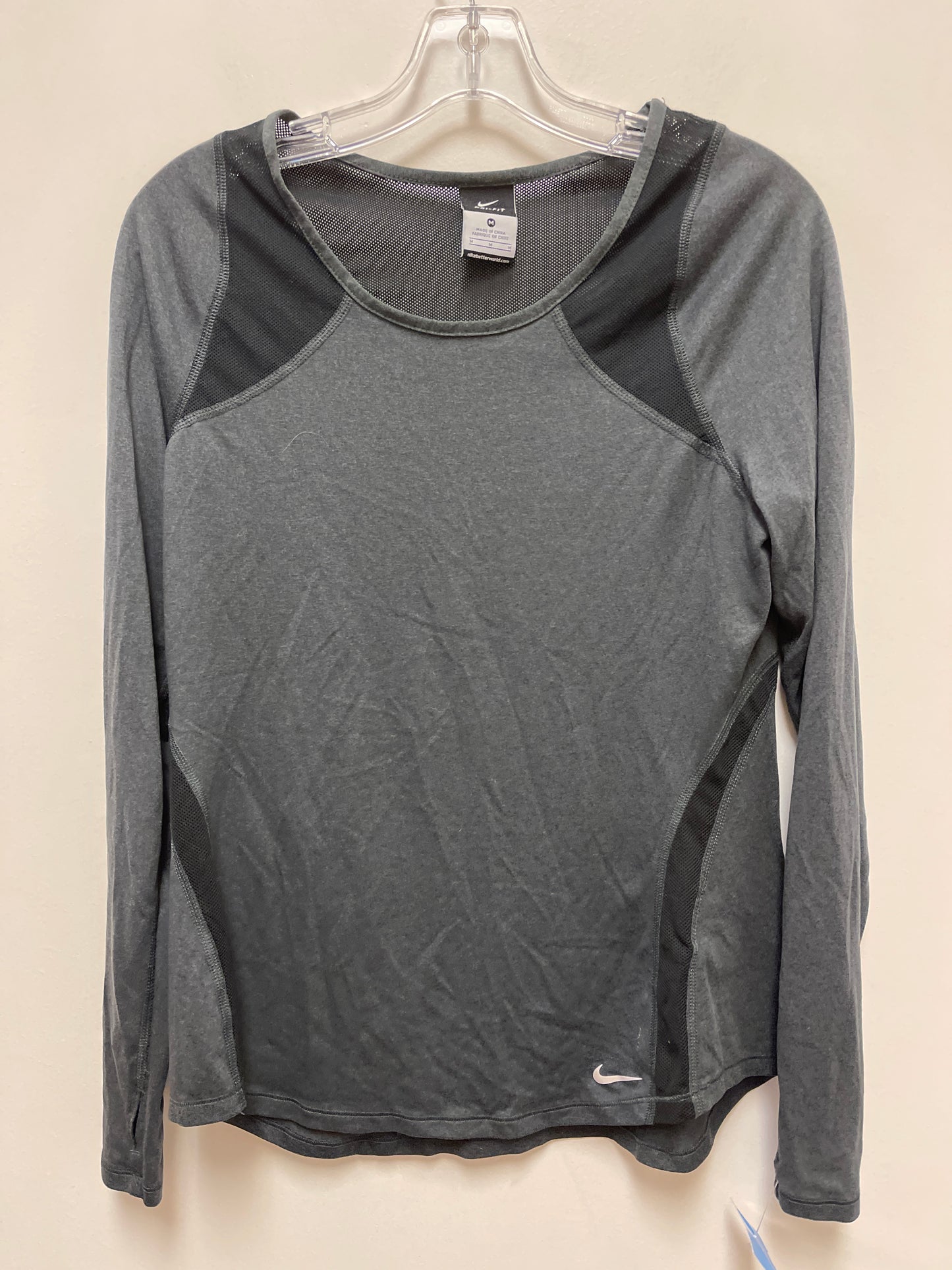 Athletic Top Long Sleeve Crewneck By Nike In Grey, Size: M