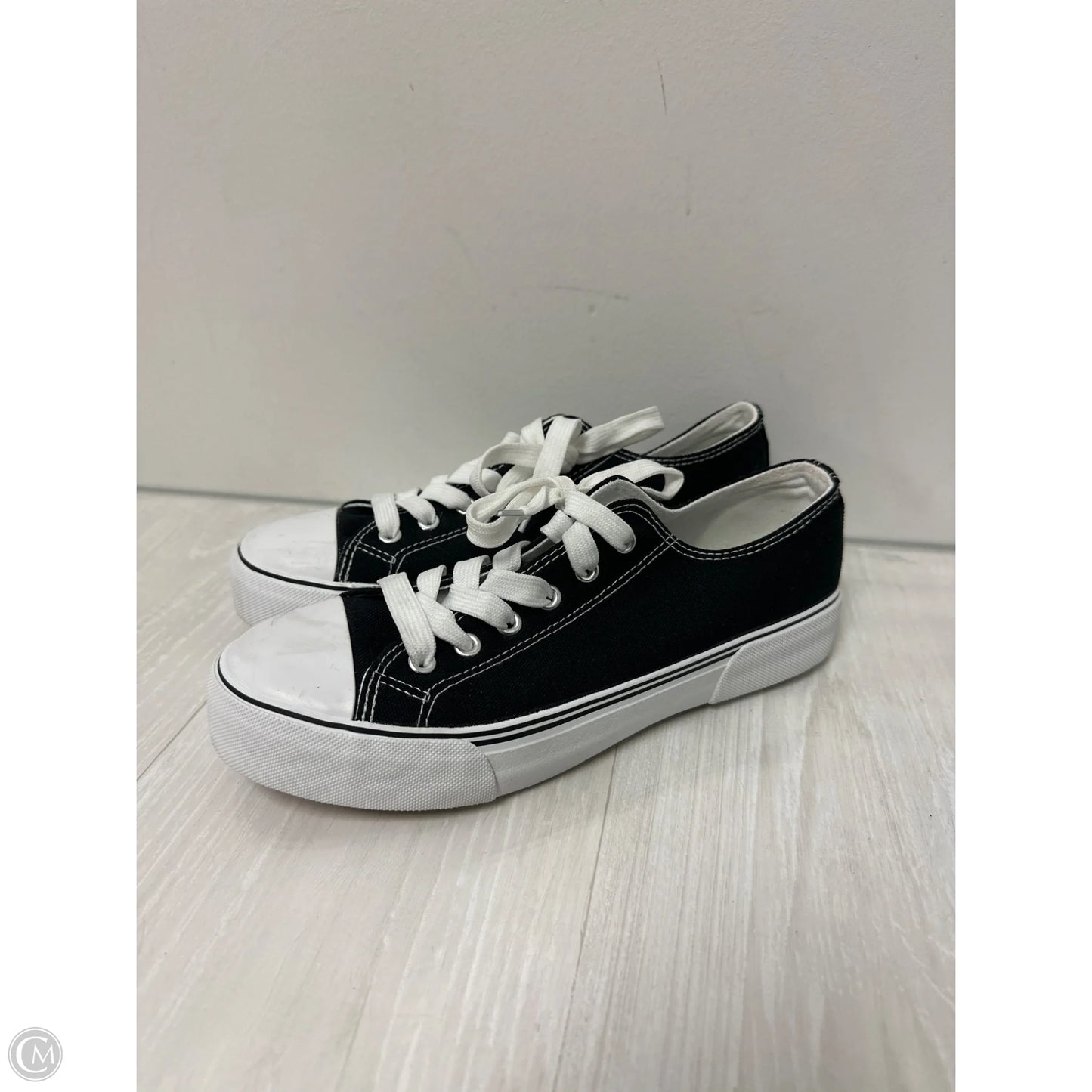 Shoes Sneakers By Clothes Mentor In Black & White, Size: 8