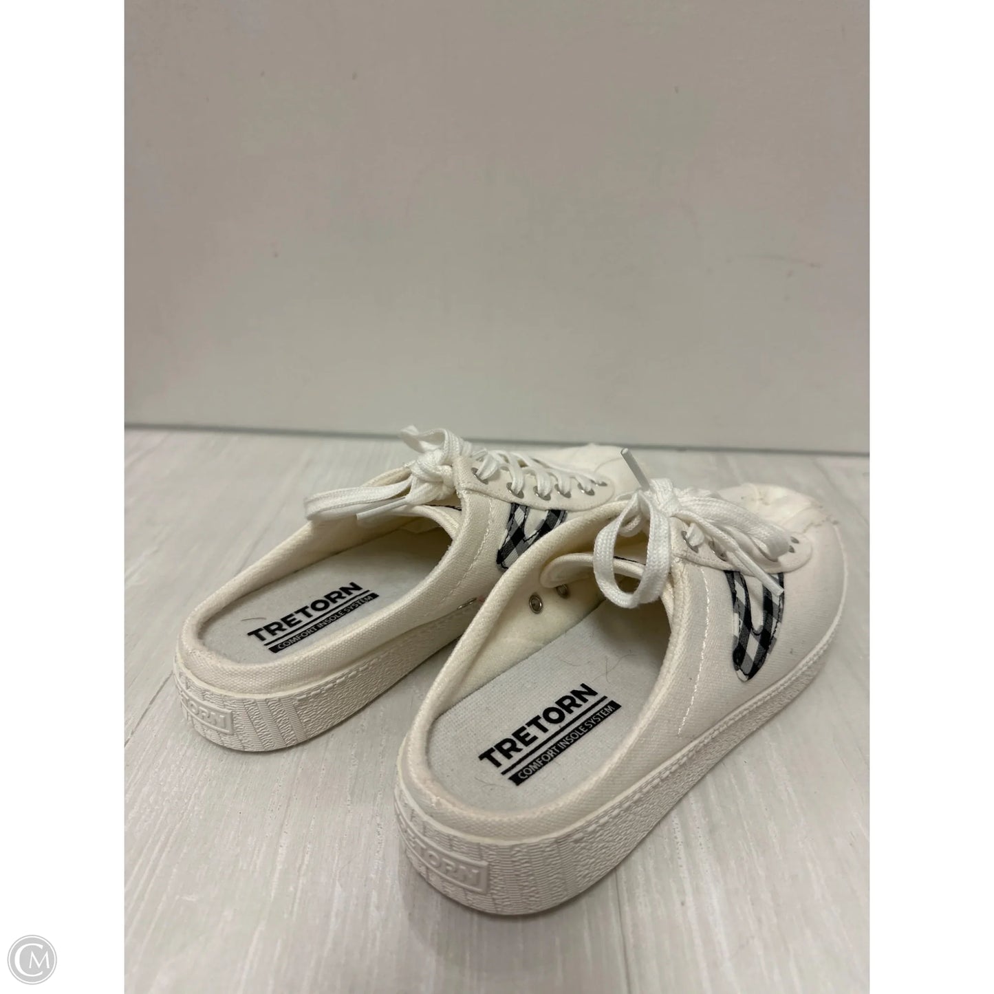 Shoes Sneakers By Clothes Mentor In White, Size: 8