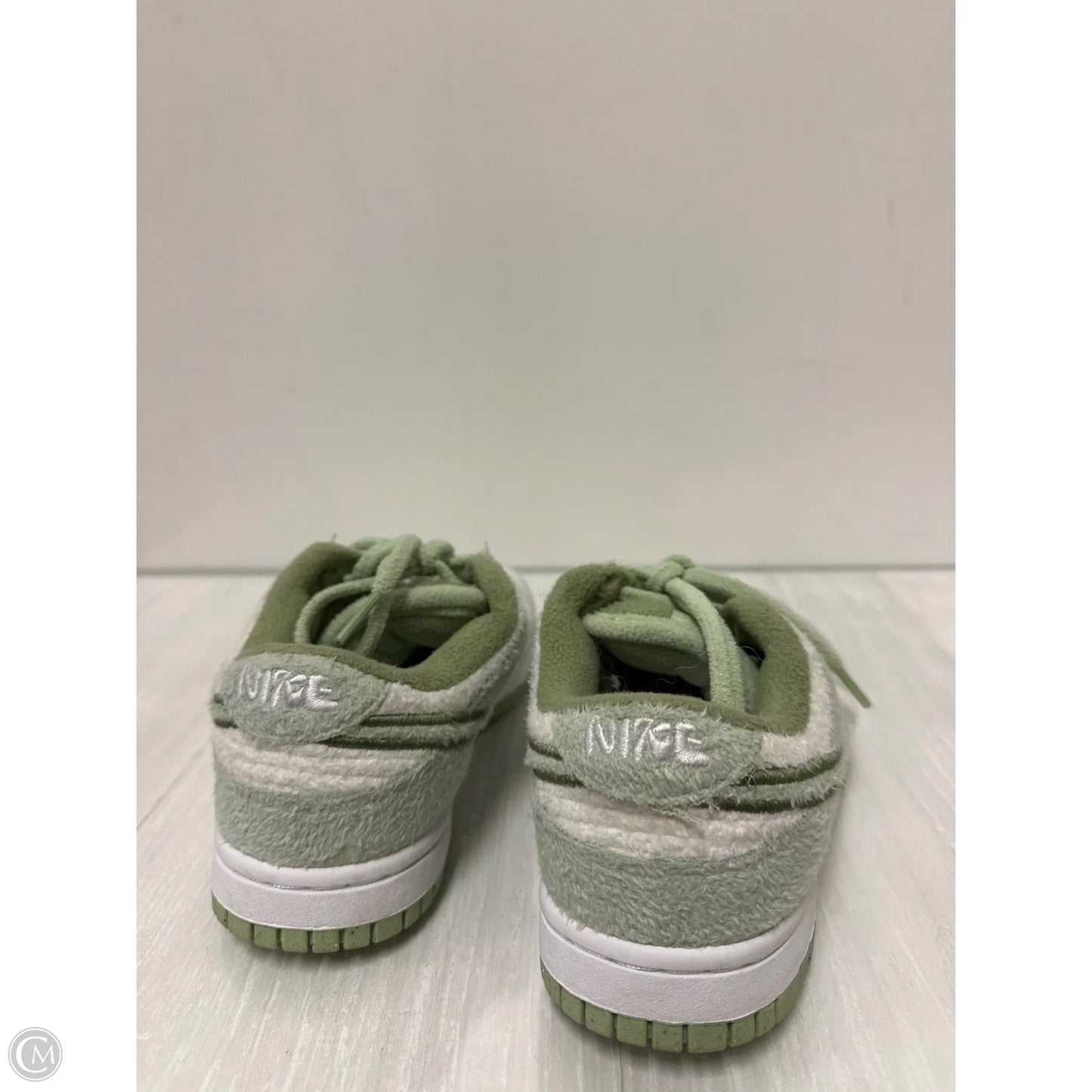 Shoes Sneakers By Nike In Green & White, Size: 6