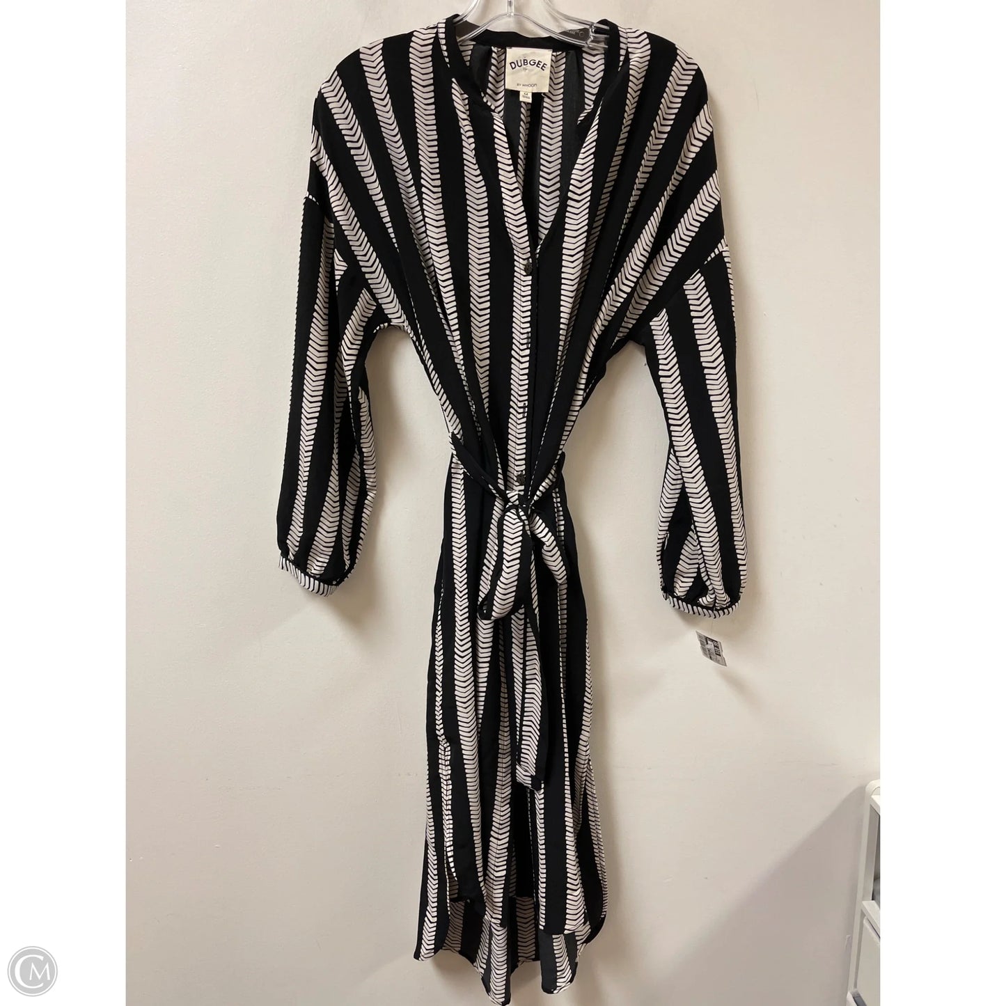 Dress Casual Short By Clothes Mentor In Black & White, Size: M