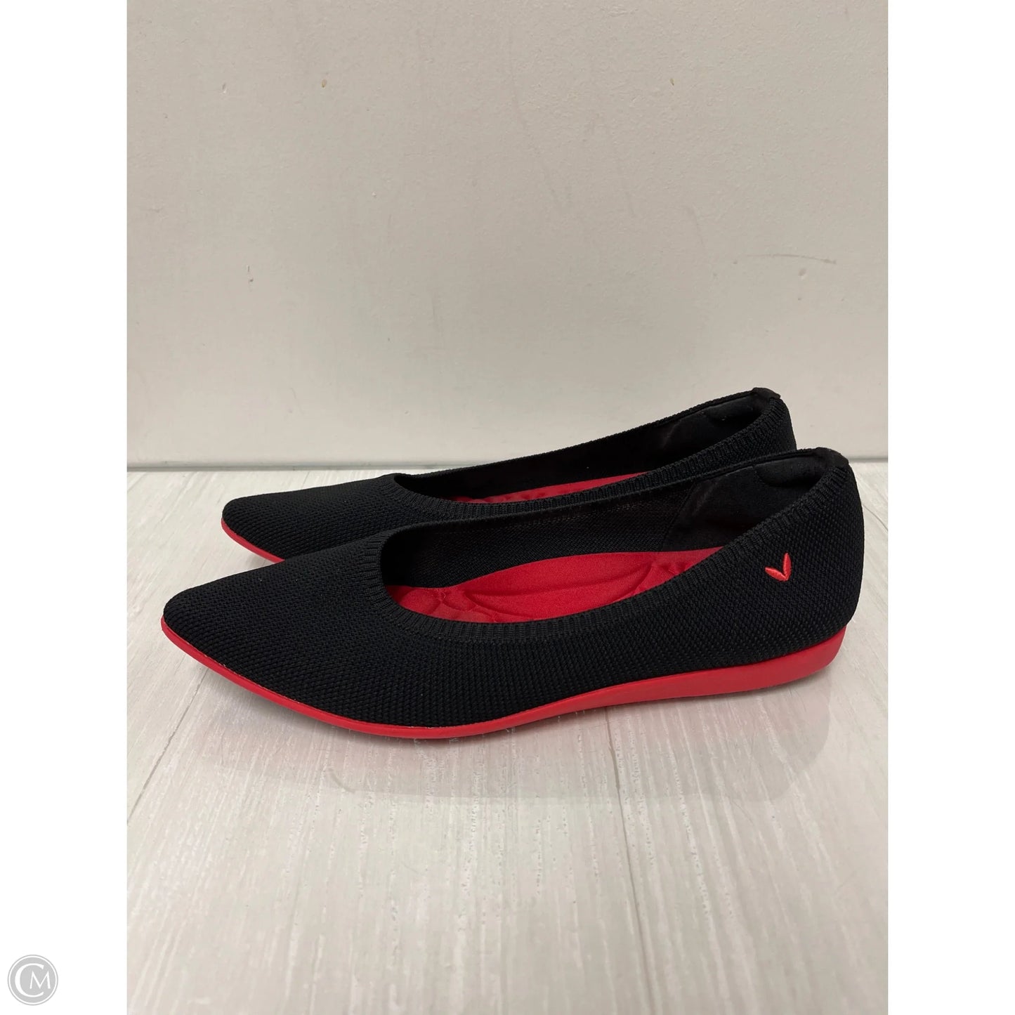 Shoes Flats By Vivaia In Black & Red, Size: 11