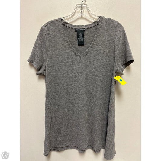 Top Short Sleeve By Chelsea And Theodore In Grey, Size: M