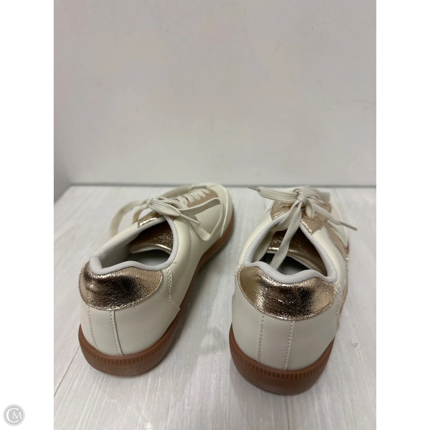 Shoes Sneakers By Clothes Mentor In Gold, Size: 10