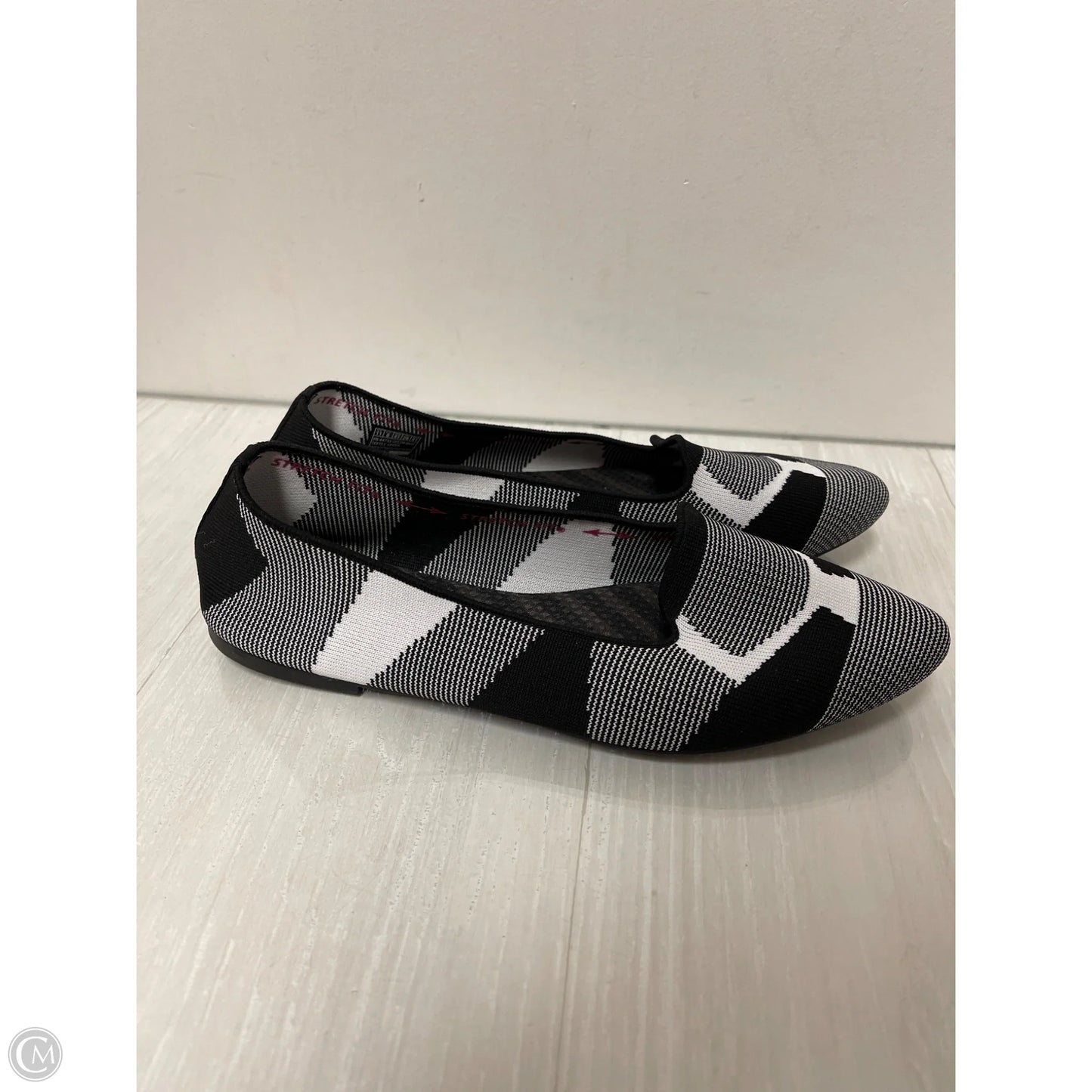 Shoes Flats By Skechers In Black & White, Size: 11