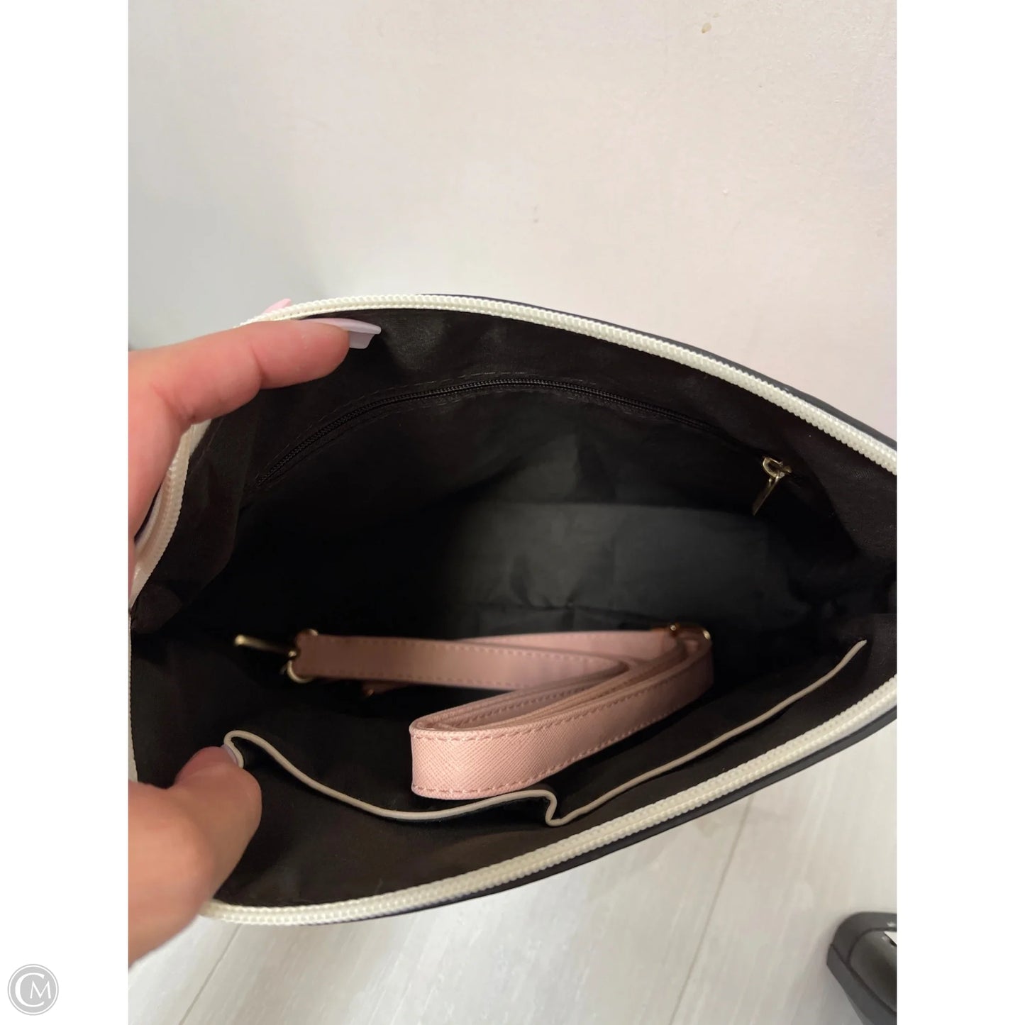 Crossbody By Clothes Mentor, Size: Medium