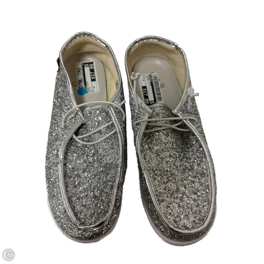 Shoes Flats By Corkys In Silver, Size: 10