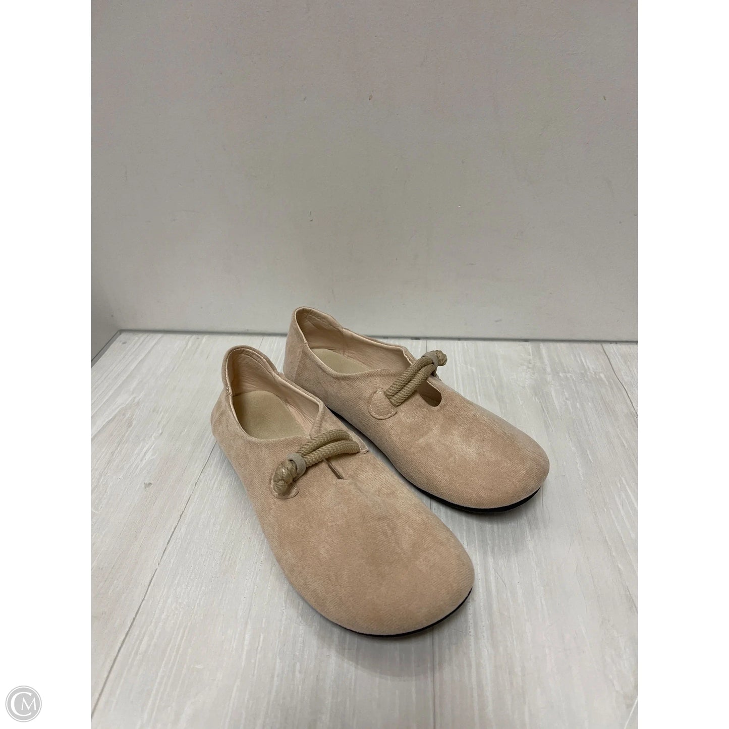 Shoes Flats By Clothes Mentor In Cream, Size: 9.5