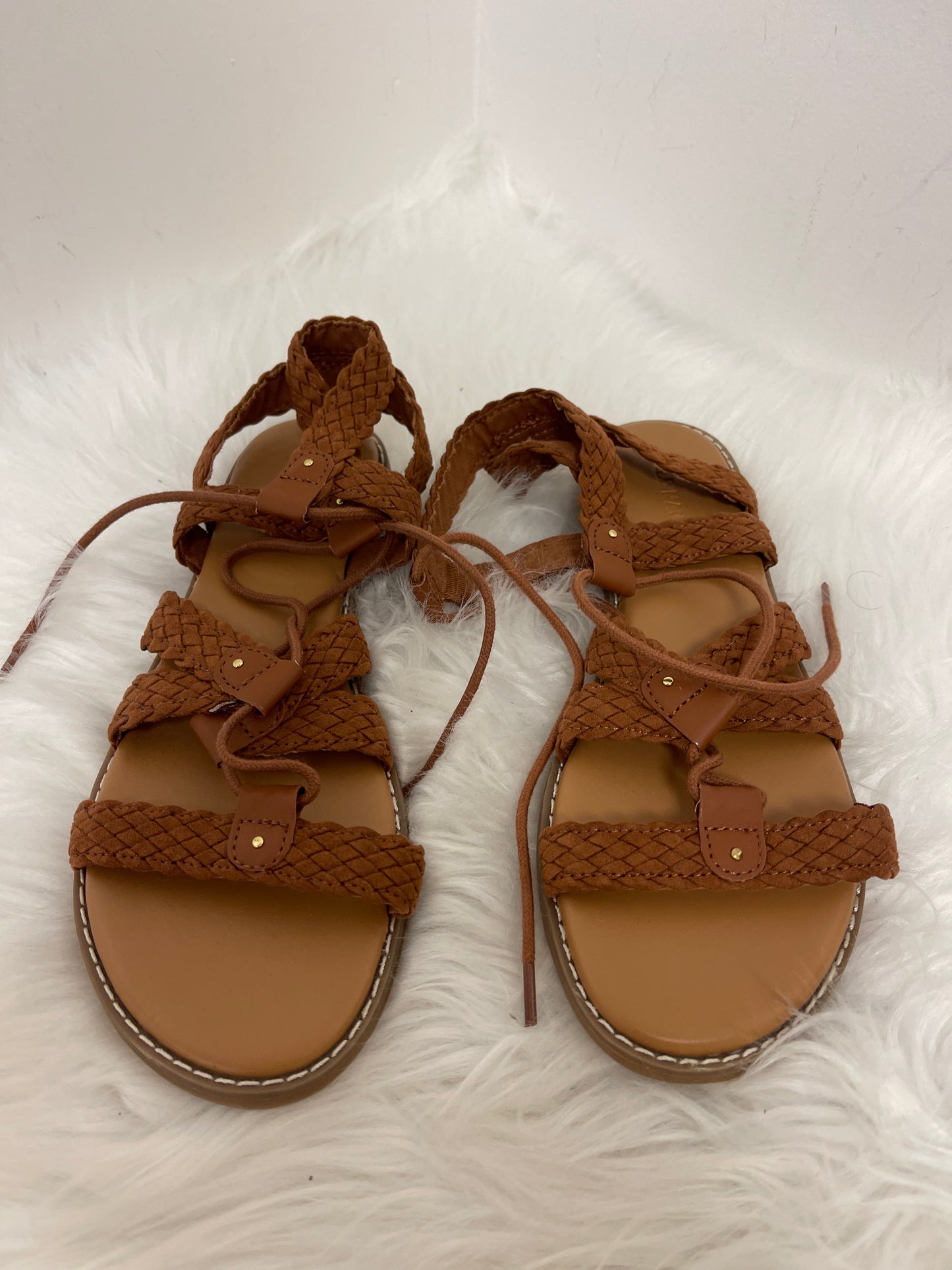 Brown Sandals Flats Old Navy, Size 7