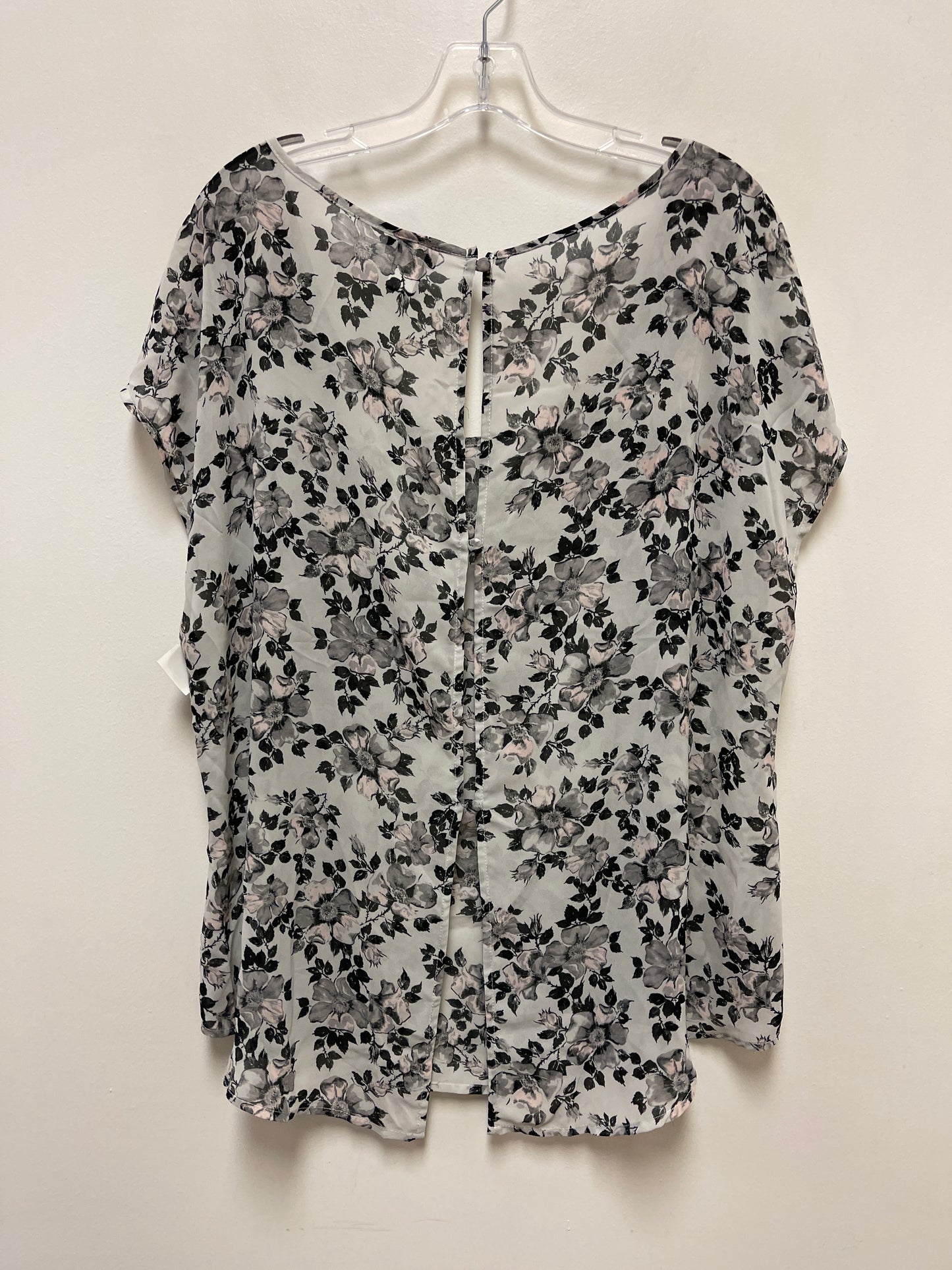 Top Short Sleeve By Torrid In Floral Print, Size: 1x