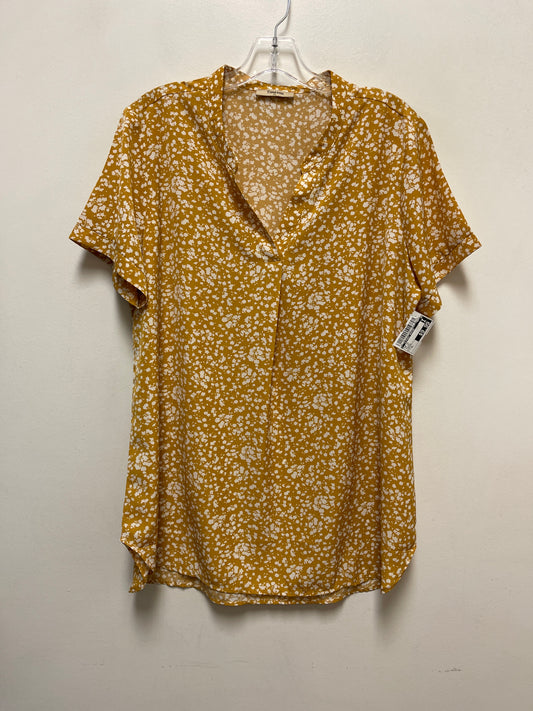 Top Short Sleeve By Clothes Mentor In Yellow, Size: Xl