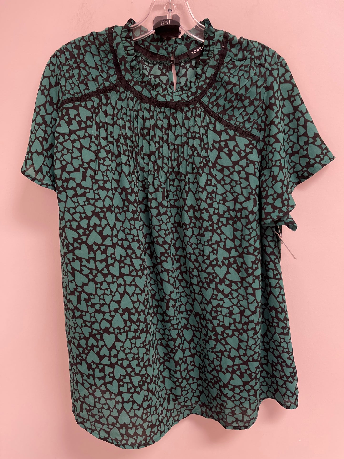 Top Short Sleeve By Torrid In Black & Green, Size: 1x