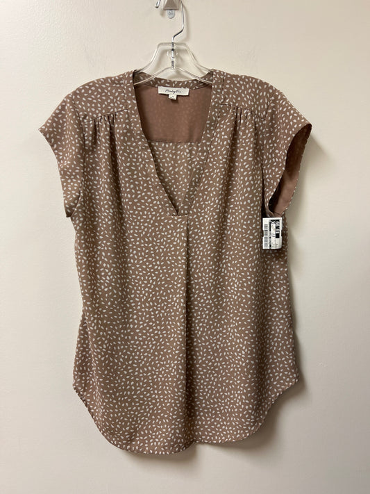 Top Short Sleeve By Clothes Mentor In Cream, Size: M