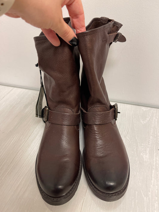 Boots Leather By Frye In Brown, Size: 8