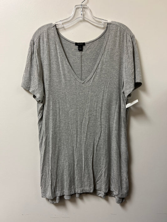 Top Short Sleeve Basic By Halogen In Grey, Size: 1x